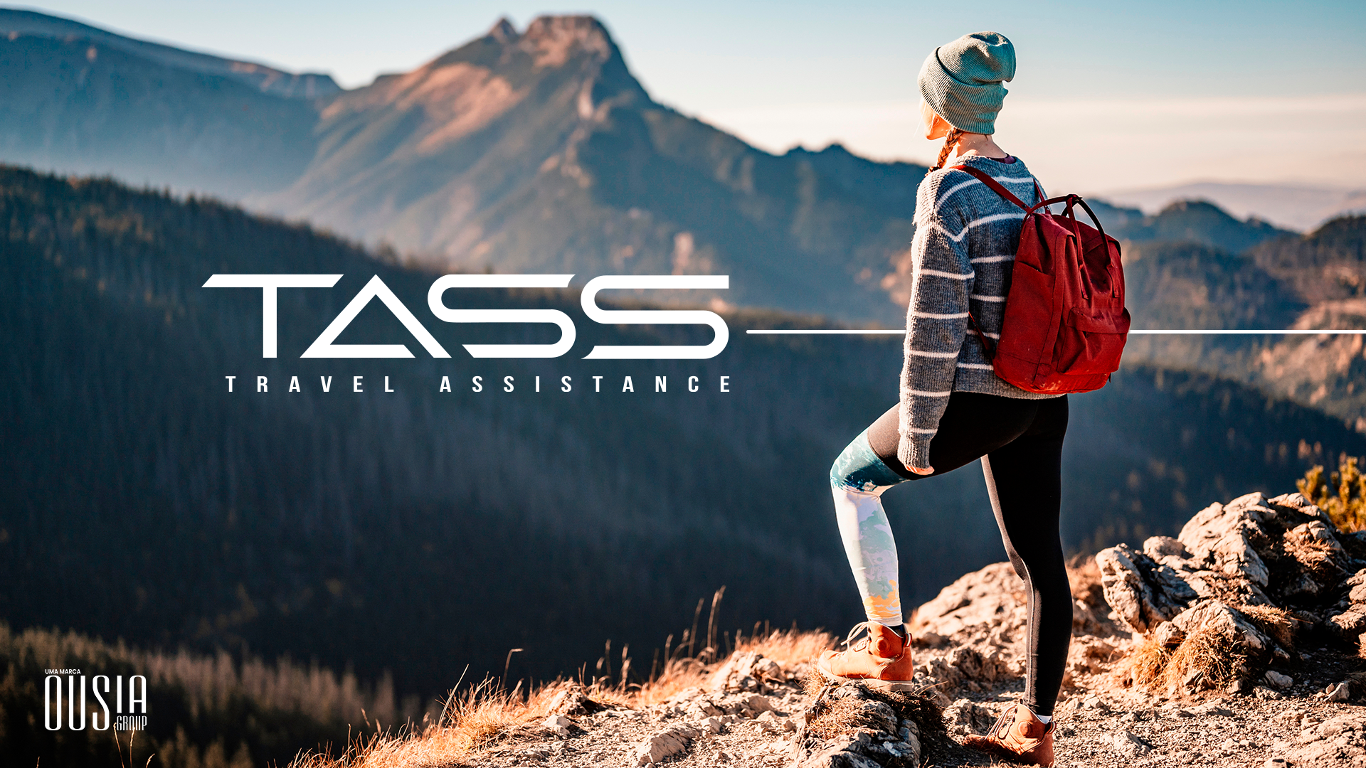 Viajante observando montanhas — TASS Travel Assistance